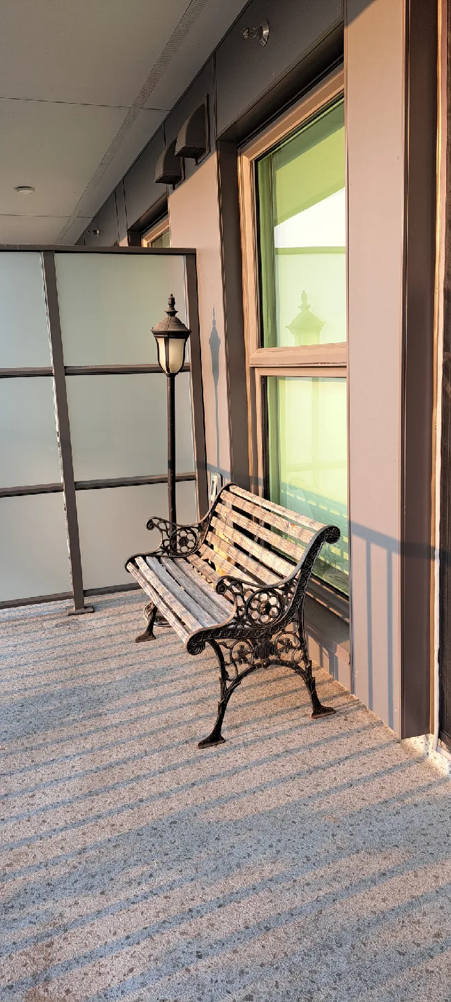 Vintage Style Garden Bench and lamppost