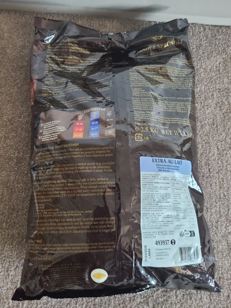 Lindt Piccoli Swiss milk chocolate Premium Couverture Chocolate image indicator(2)