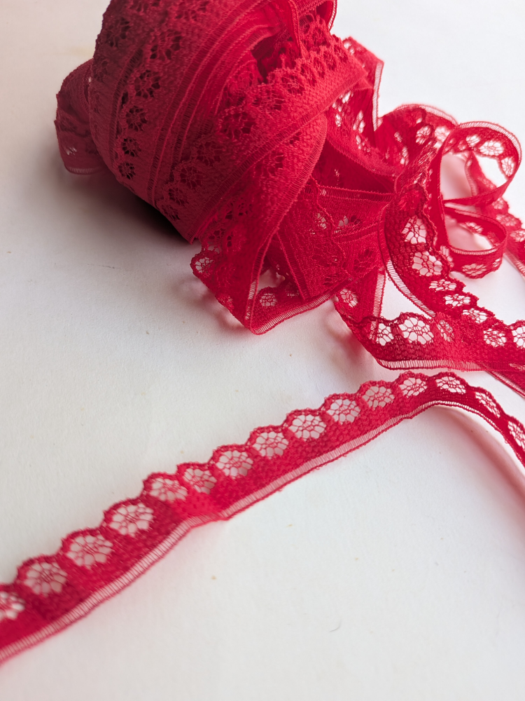 TEN YARDS narrow cherry red floral Lace trim half inch wide - photo 3