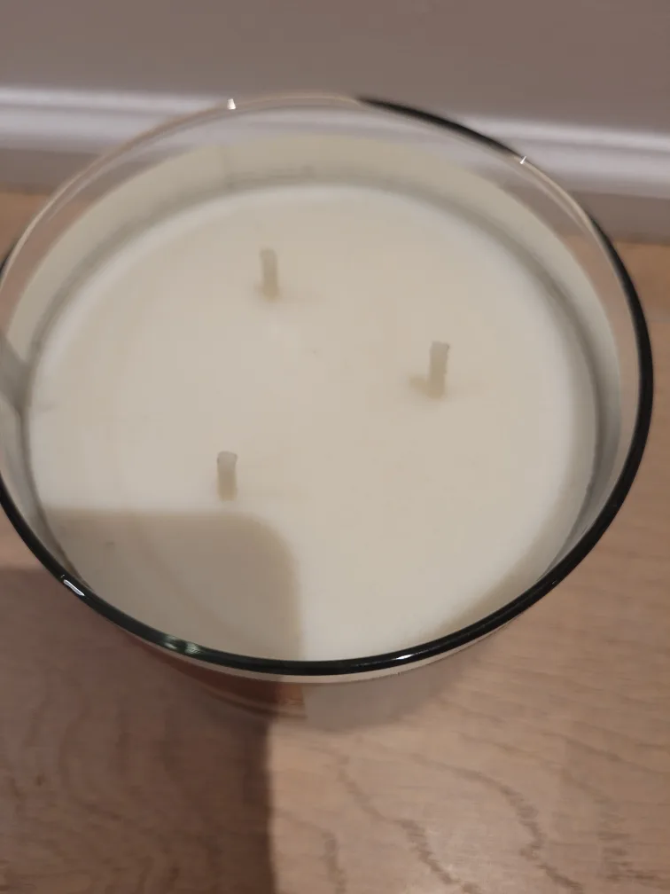 Bath & Body Works 3 Wick Warm Vanilla Sugar Candle image indicator(2)