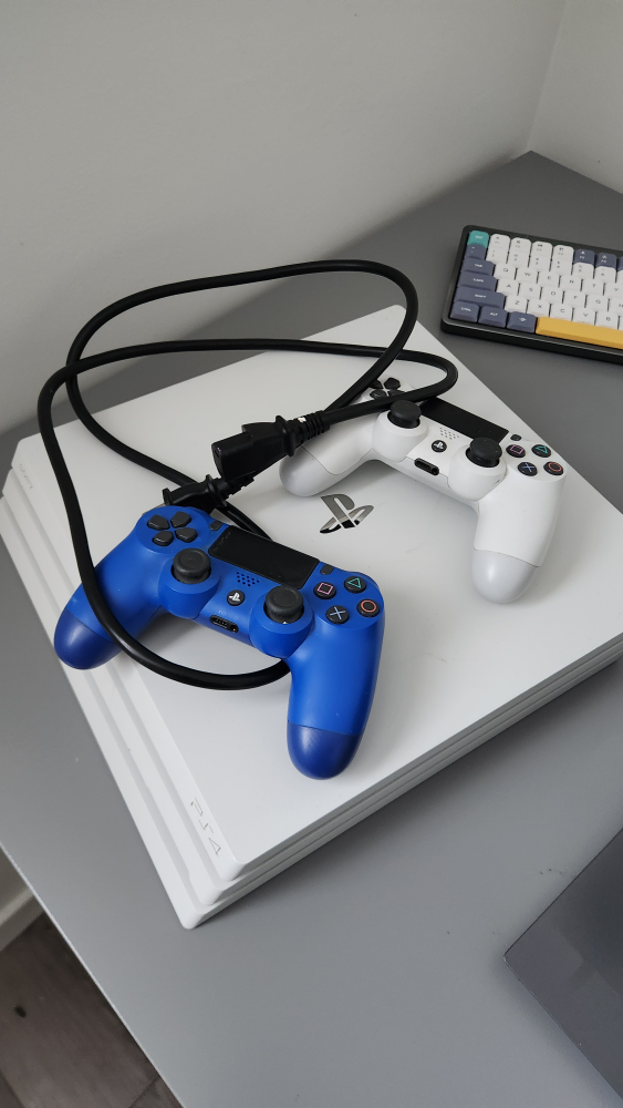 PS4, 2 dualshocks, 4 games
