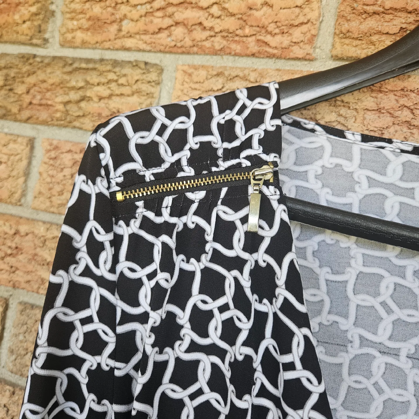 Jessica Woman's Long Sleeve Size M Geometric Wire Pattern image indicator(5)