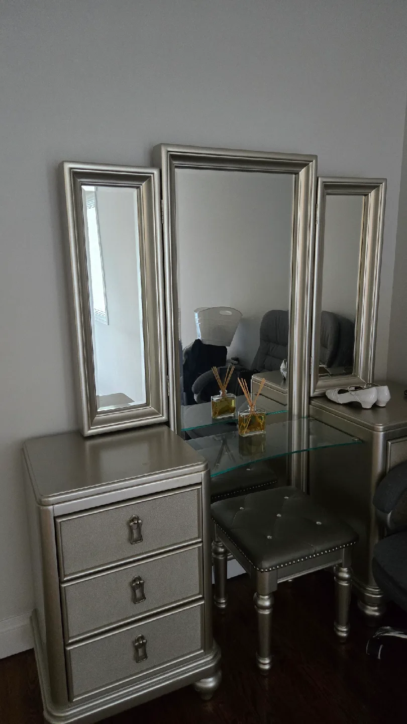 Silver Vanity Set with Mirror & Stool image indicator(3)