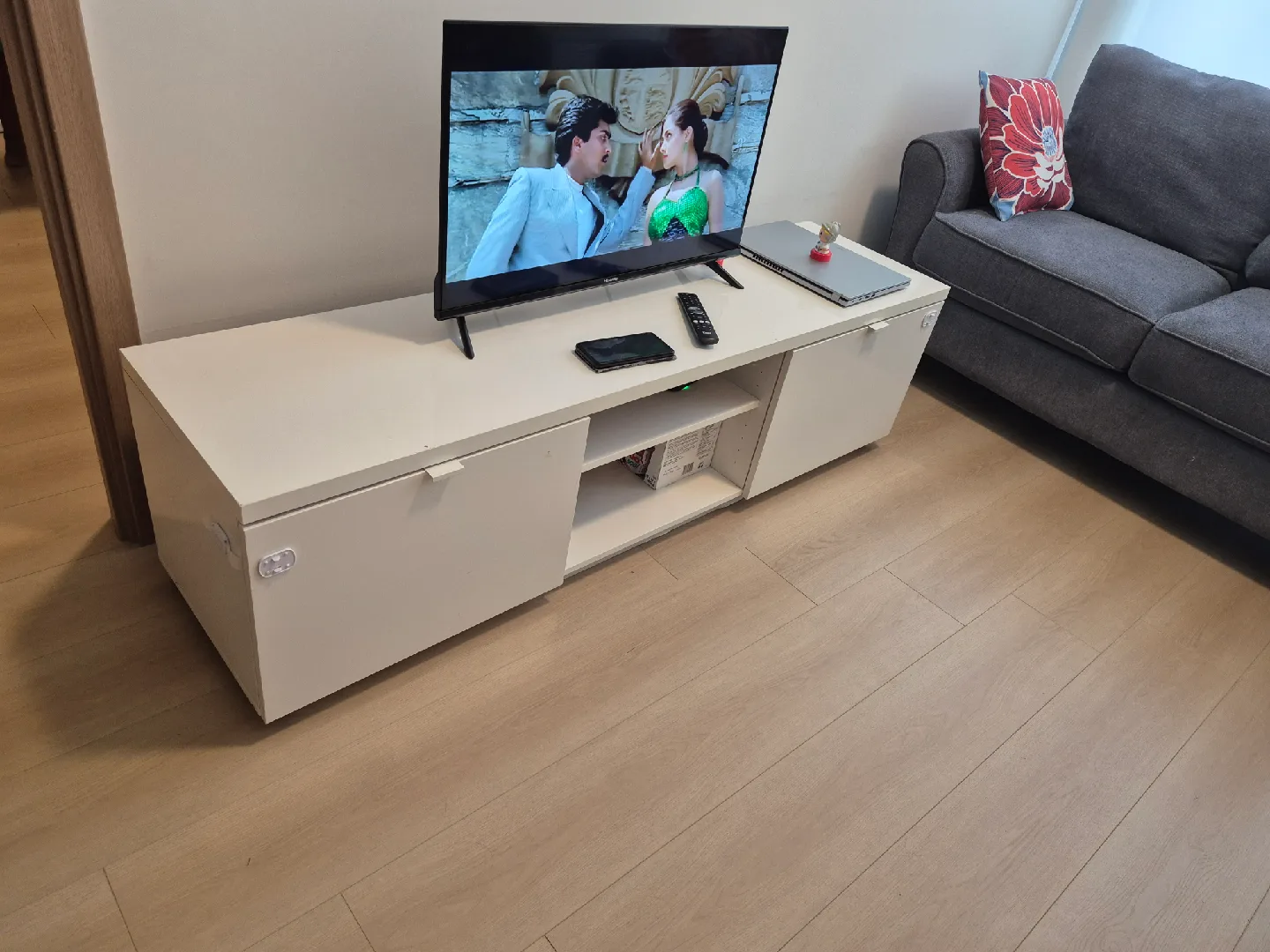 Living Room Set: Sofas, Table, TV Stand image indicator(6)