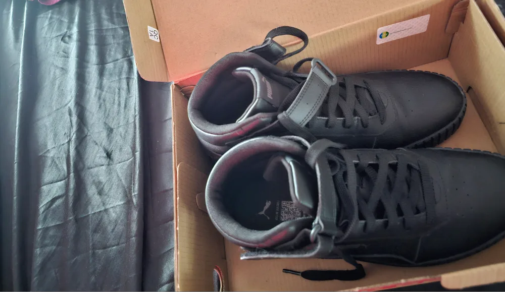 Puma Carina 2.0 Mid Black, Size 9. Excellent condition! image indicator(3)