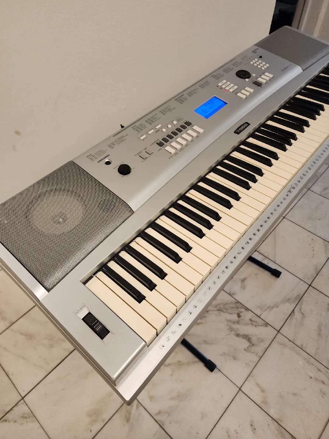 Yamaha DGX-220 Portable Grand Keyboard image indicator(10)