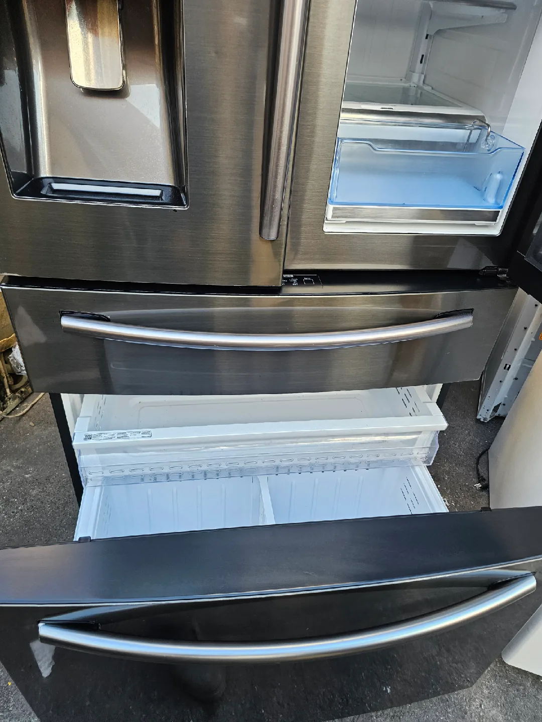 Samsung 4-Door French Door Refrigerator - Black Stainless Steel image indicator(3)