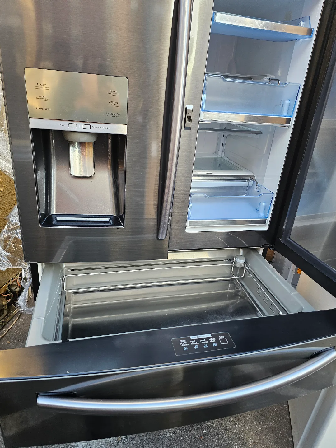 Samsung 4-Door French Door Refrigerator - Black Stainless Steel image indicator(4)