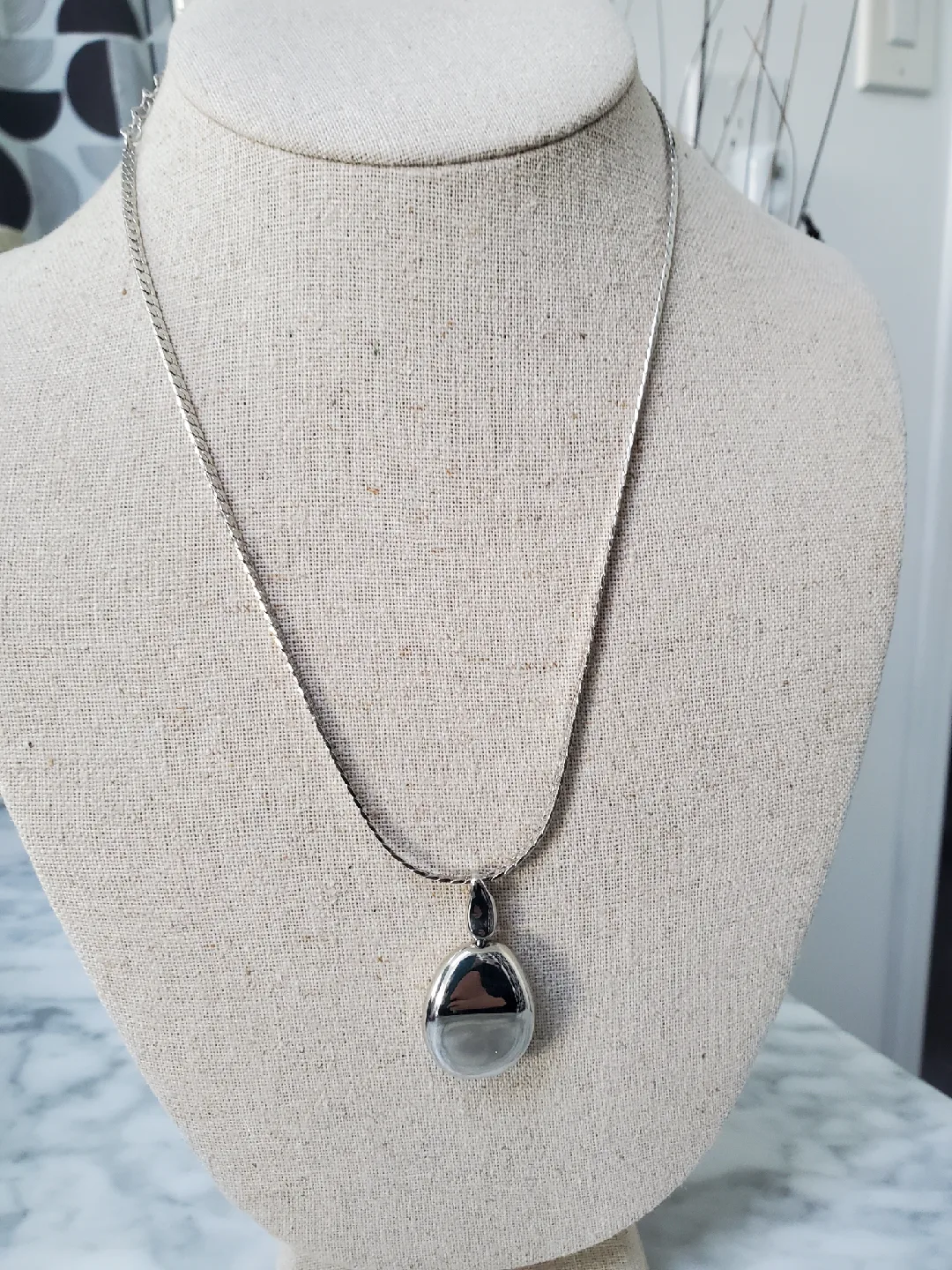 Silver Tone Pendant Necklace image indicator(2)