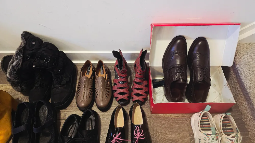 women and men shoes for sale image indicator(5)