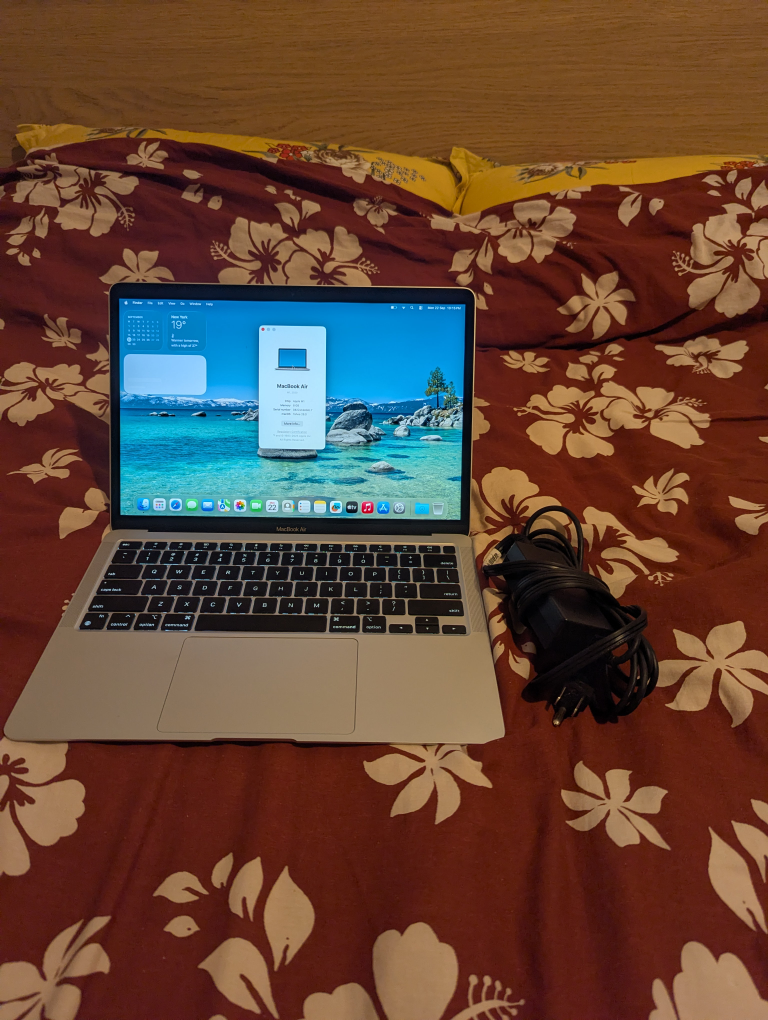 2020 MacBook Air M1 - 8 GB RAM - 256 GB SSD (Read Description)