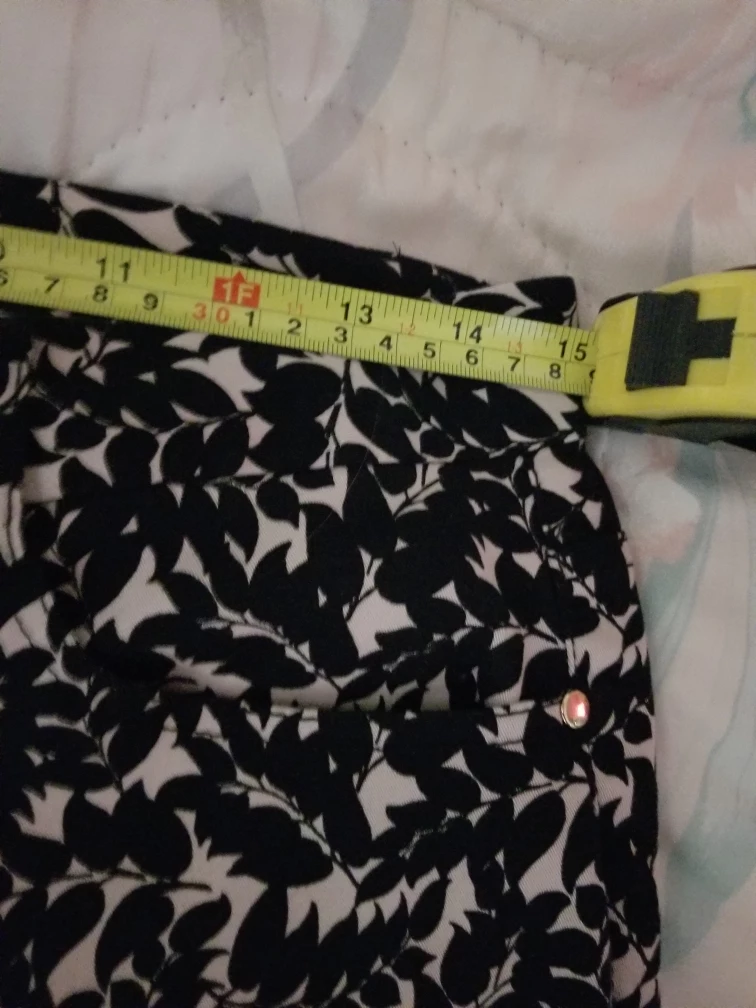 DKNYC Black & White Leaf Print Pants - Size 6 - photo 4