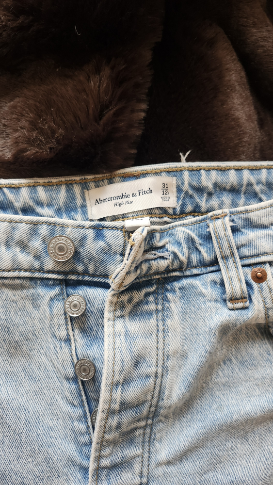 Abercrombie & Fitch High Rise Mom Jeans - Size 31