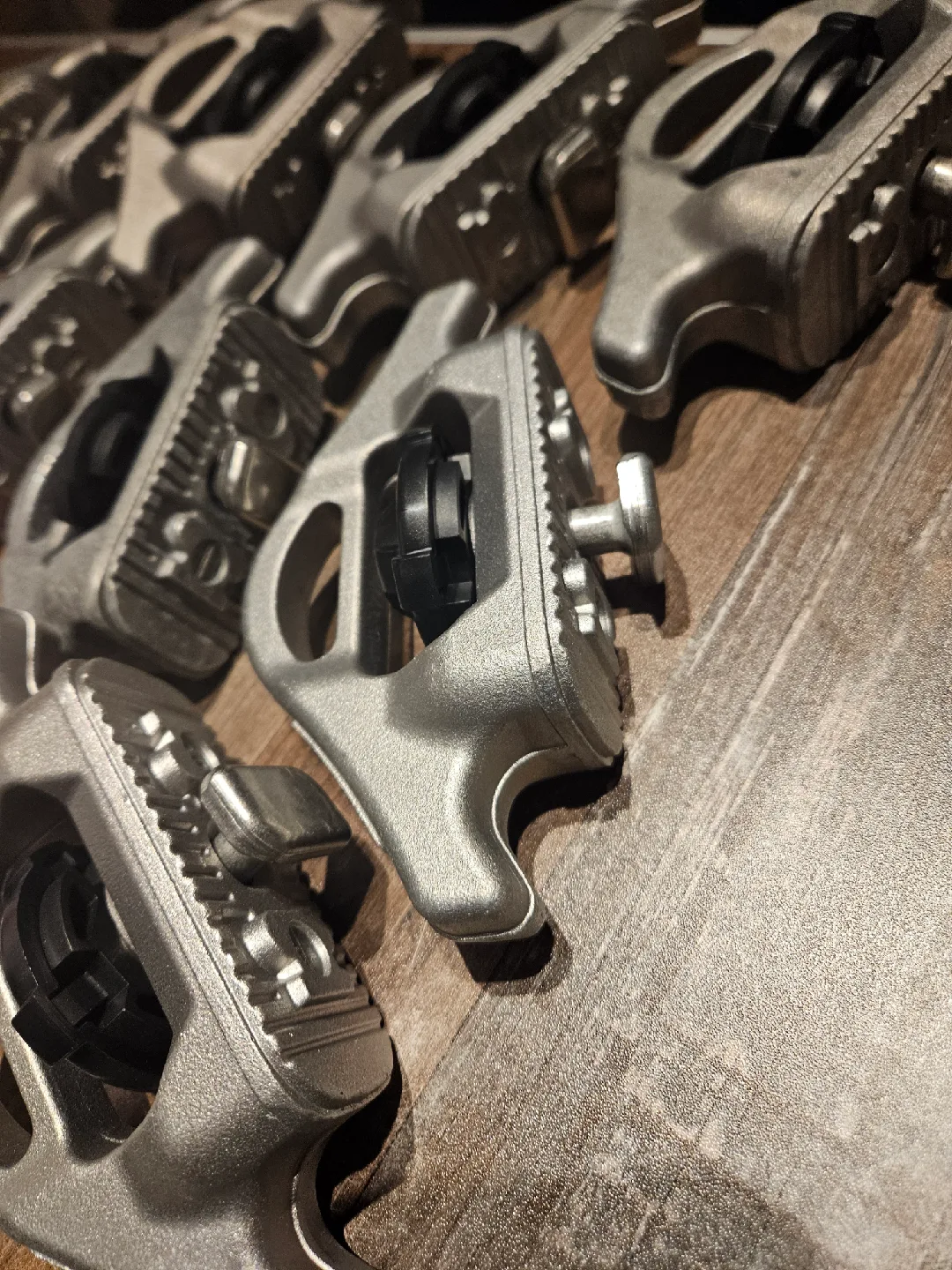 Tailgate adjuster ratchet clamps image indicator(4)