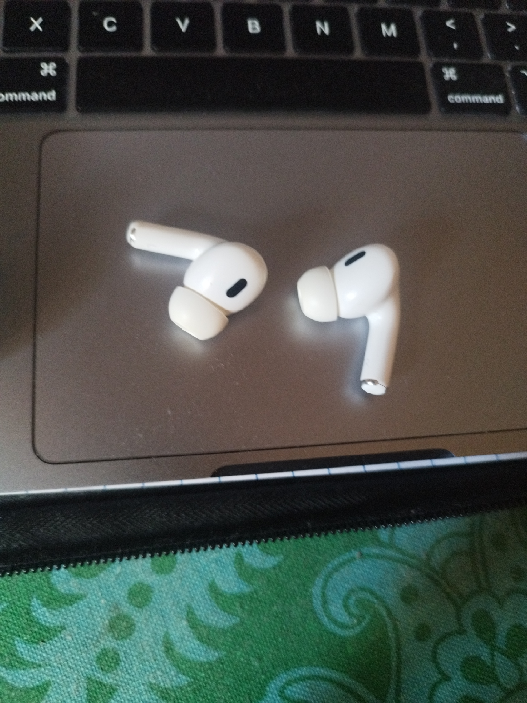 Apple AirPods Pro 2nd Gen - photo 3
