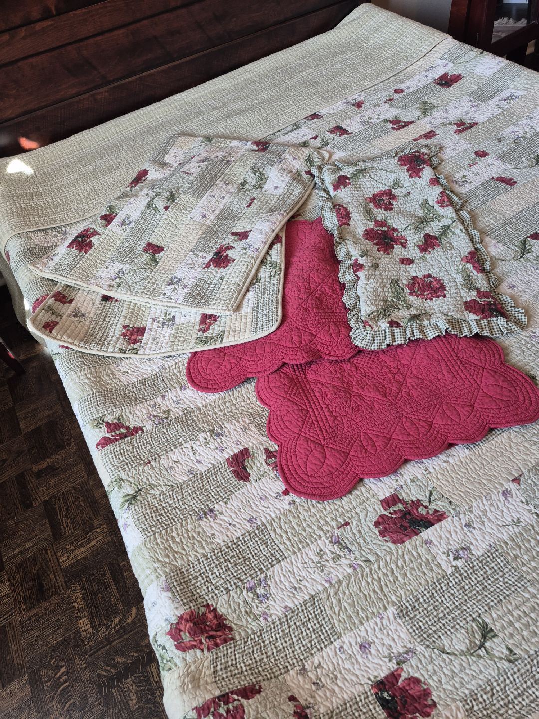 Quilted bedspread + 5 pillow shams