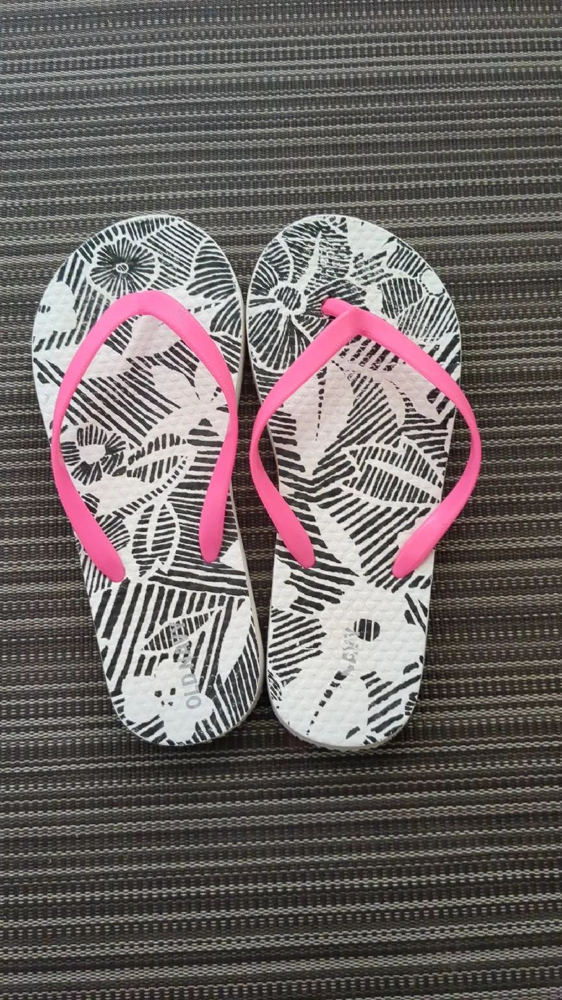 Old Navy Flip Flops - Size 1-2 thumbnail