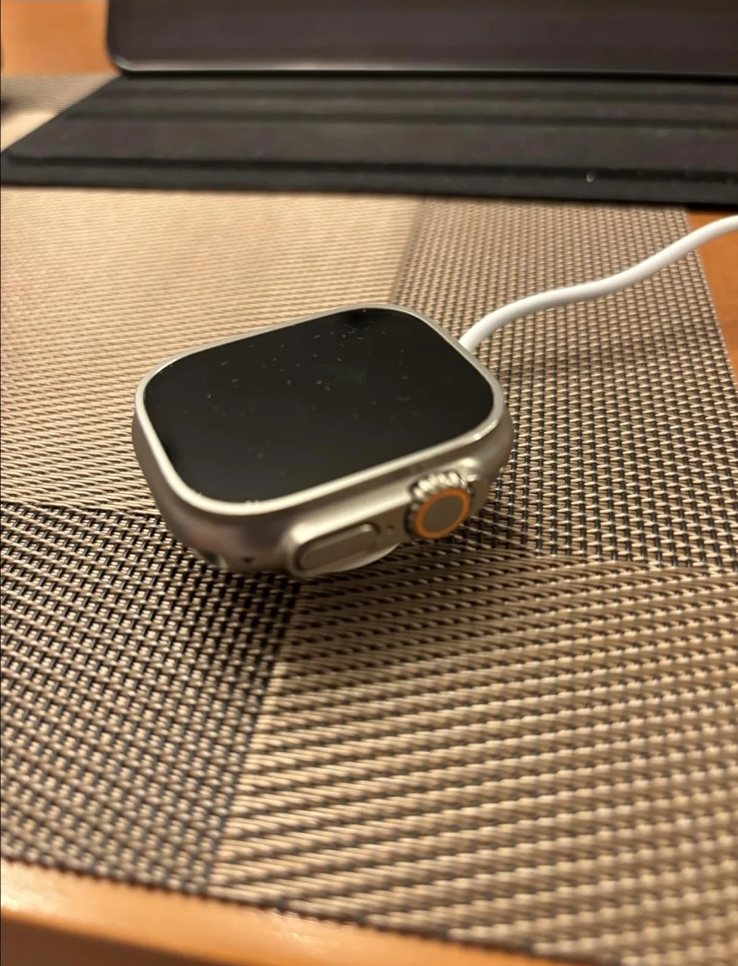 Apple Watch Ultra 49mm Titanium Case image indicator(4)