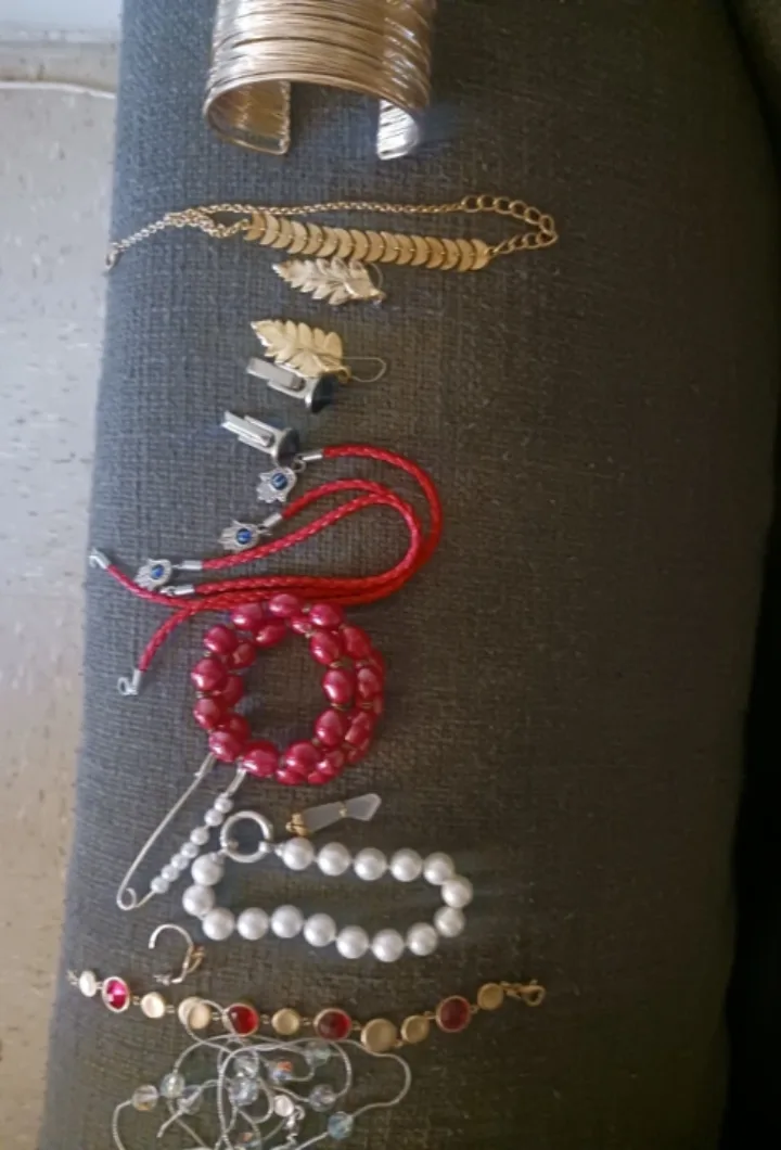 Assorted Jewelry Lot image indicator(3)