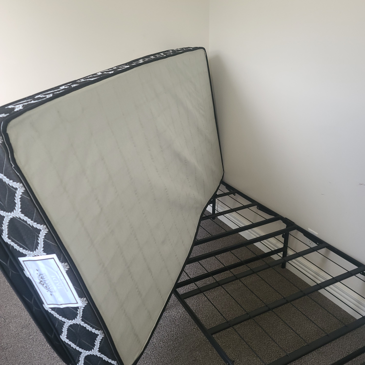Twin mattress with sturdy Metal Frame - photo 3