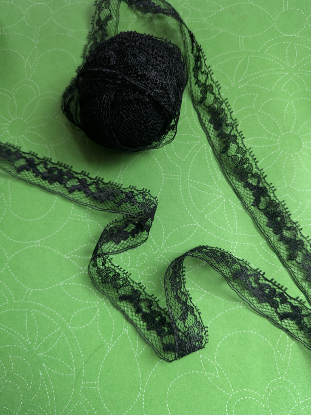 SIX YARDS Vintage Black Lace Trim - photo 2