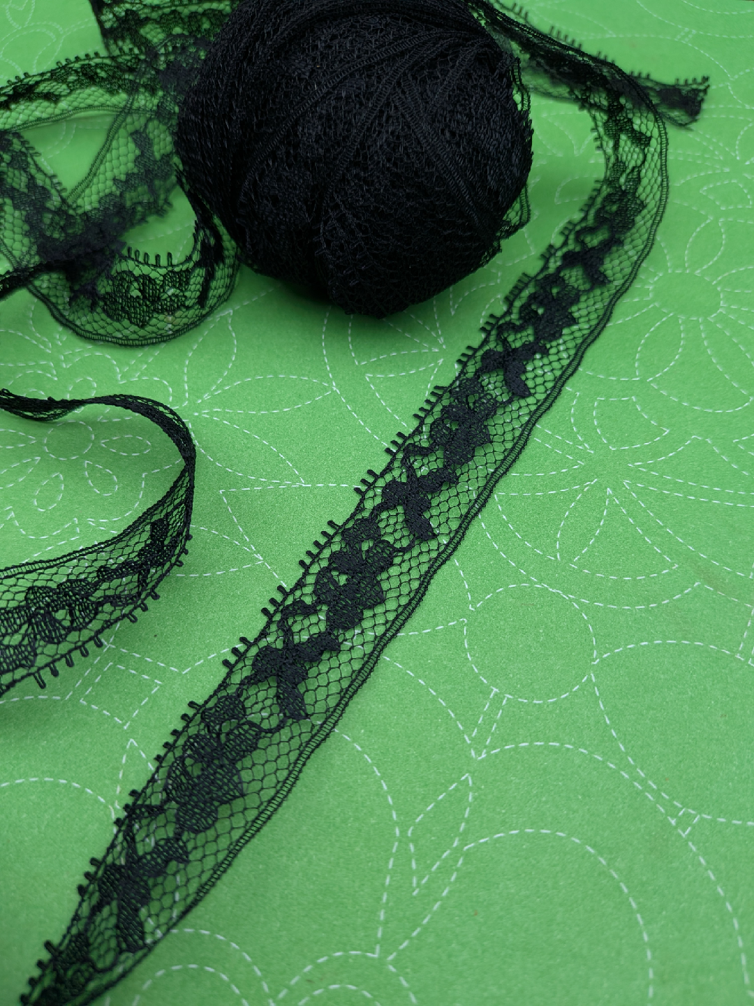 SIX YARDS Vintage Black Lace Trim - photo 4