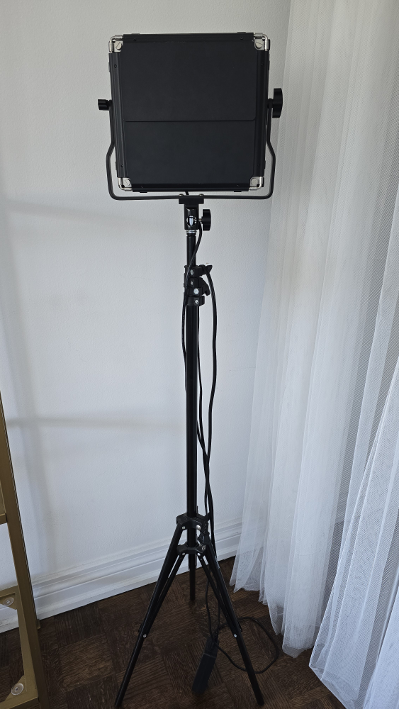 MOVING MUST GO Neewer  LED Video Light With Case and Tripod - photo 2