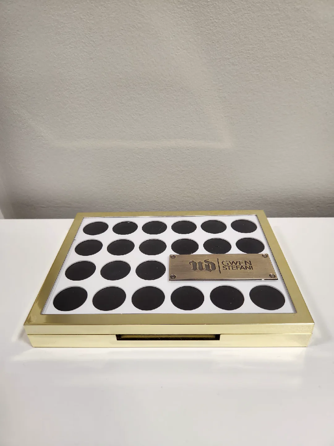 Urban Decay Gwen Stefani Eyeshadow Palette thumbnail