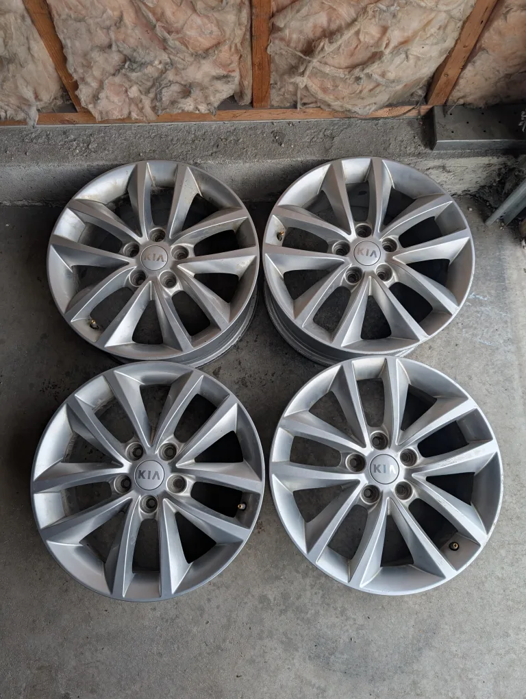 (4)-17 Inch Alloy Rims Off 2017 Kia Sorento thumbnail