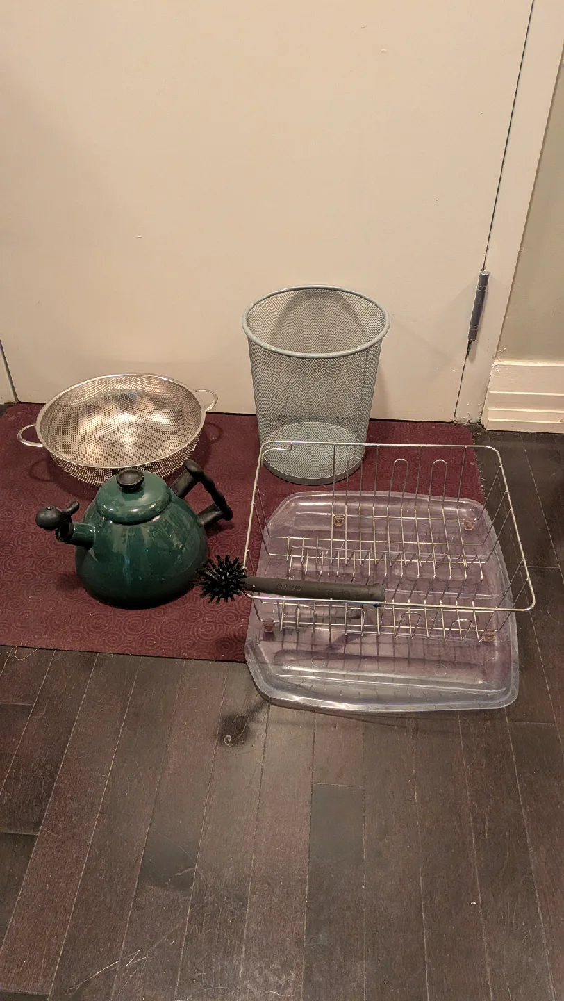 Kitchenware Bundle - Rug, Baking Dishes, Utensil Holder & More thumbnail