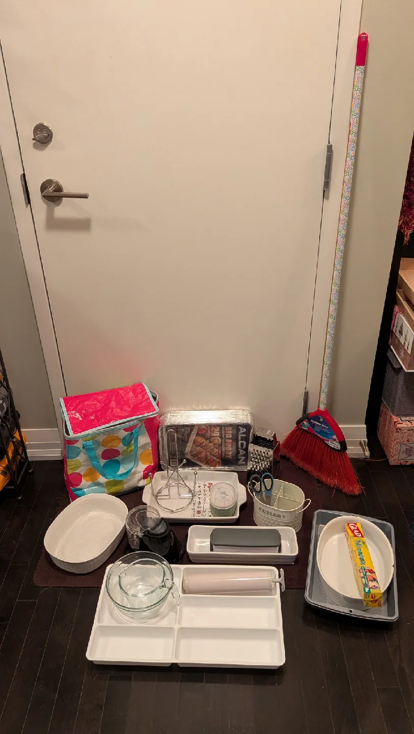 Kitchenware Bundle - Rug, Baking Dishes, Utensil Holder & More image indicator(2)