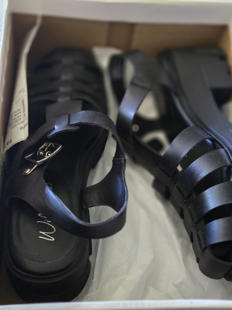 New Wild Pair Black Gladiator Sandals - Size 9 - photo 4