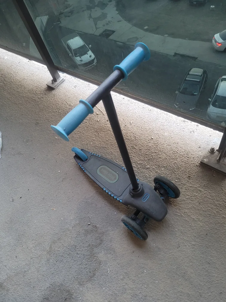 Little Tikes 3-Wheel Scooter - Blue & Black image indicator(2)