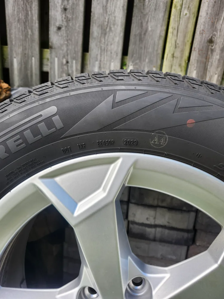 Pirelli Ice Zero Studless Winter Tires on Audi Rims image indicator(3)