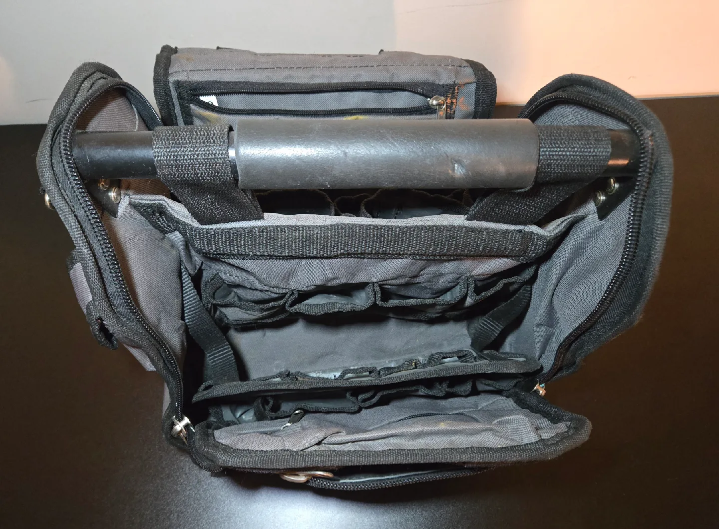 Heavy-Duty Tool Bag with Rigid Handle image indicator(4)