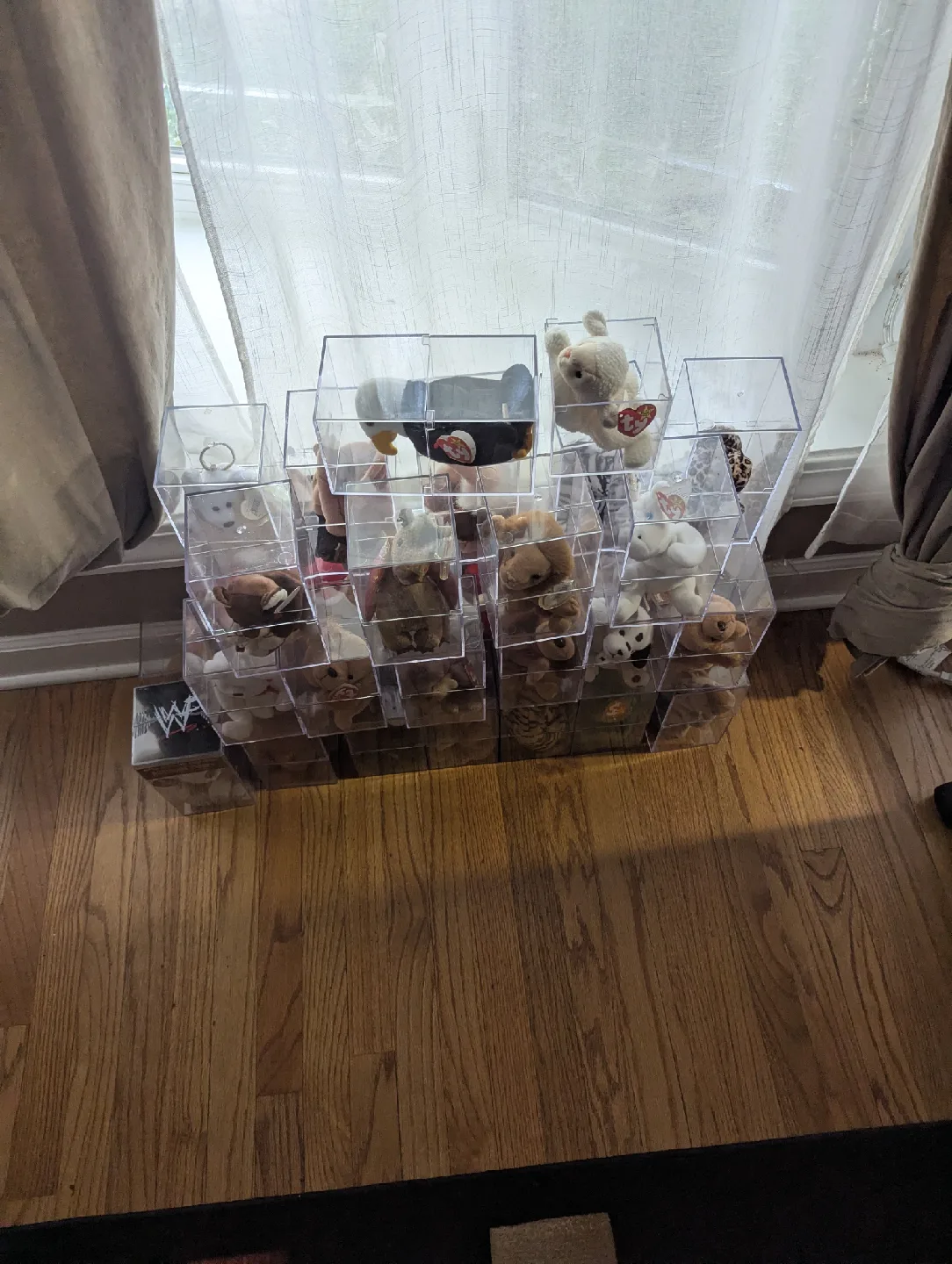 Acrylic Display Case for Collectibles image indicator(3)