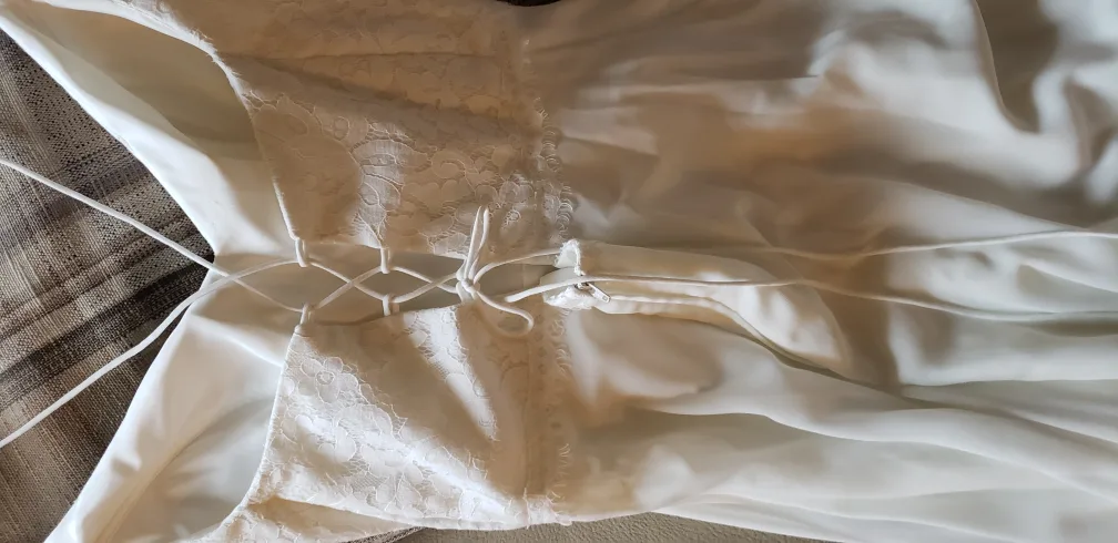 Éloise Marie Couture Ivory Wedding Dress - Size 12 image indicator(3)