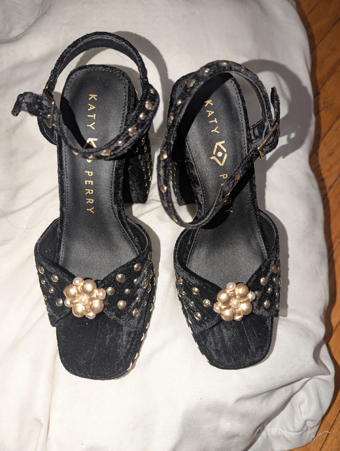 Katy Perry Black Velvet Heels - photo 4