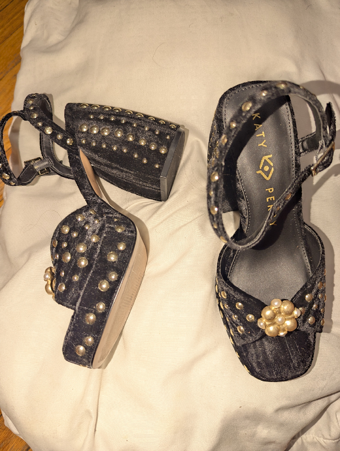 Katy Perry Black Velvet Heels - photo 5
