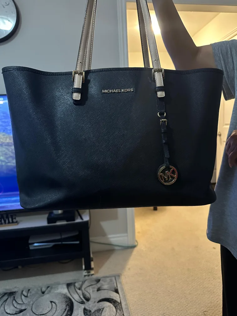 Michael Kors Black Tote Bag image indicator(2)