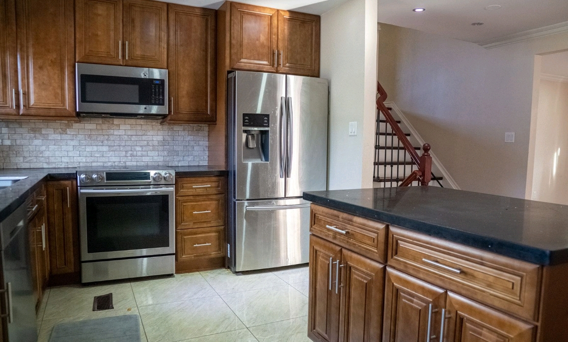 *** PRIME LOCATION PICKERING*** 5 Bedroom + 3 Bathroom for Rent - photo 2