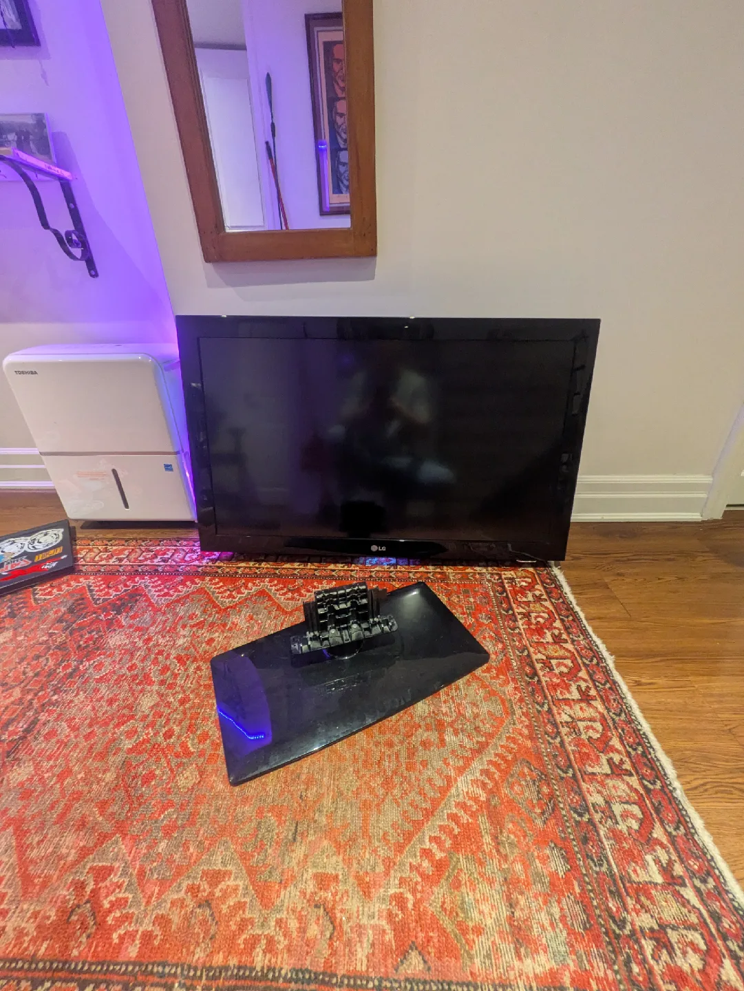 LG TV with stand image indicator(3)