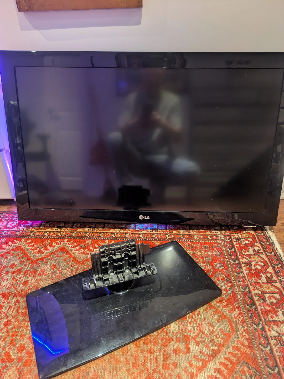 LG TV with stand image indicator(4)