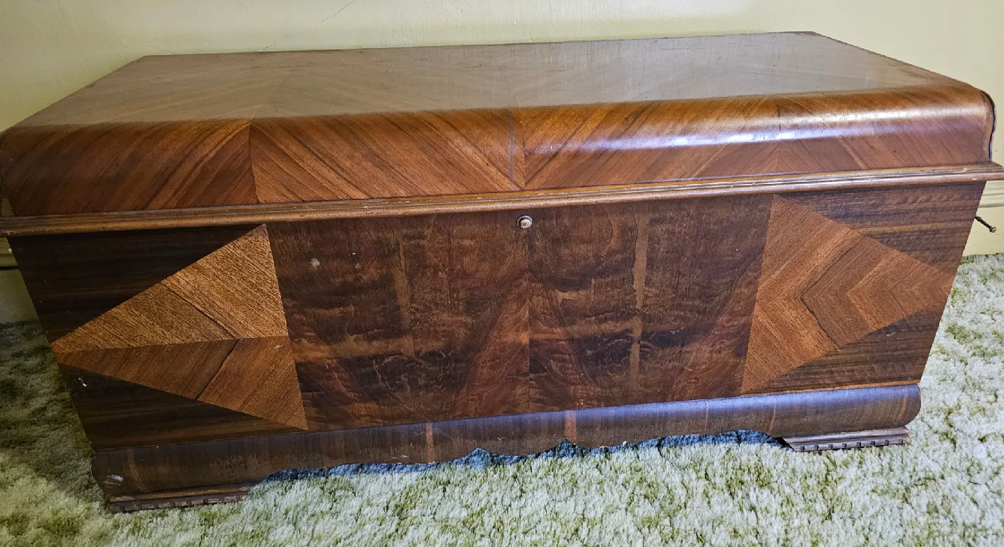 Vintage Lane Cedar Wood Hope Chest / Circa 1940s image indicator(5)