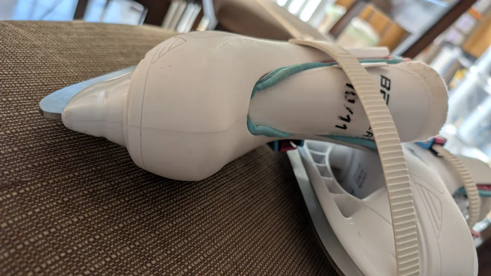 Skates .size 10/11 for girls. image indicator(2)