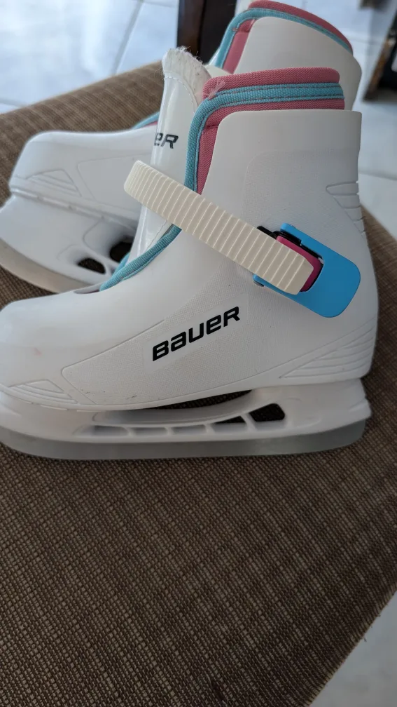 Skates .size 10/11 for girls. image indicator(3)