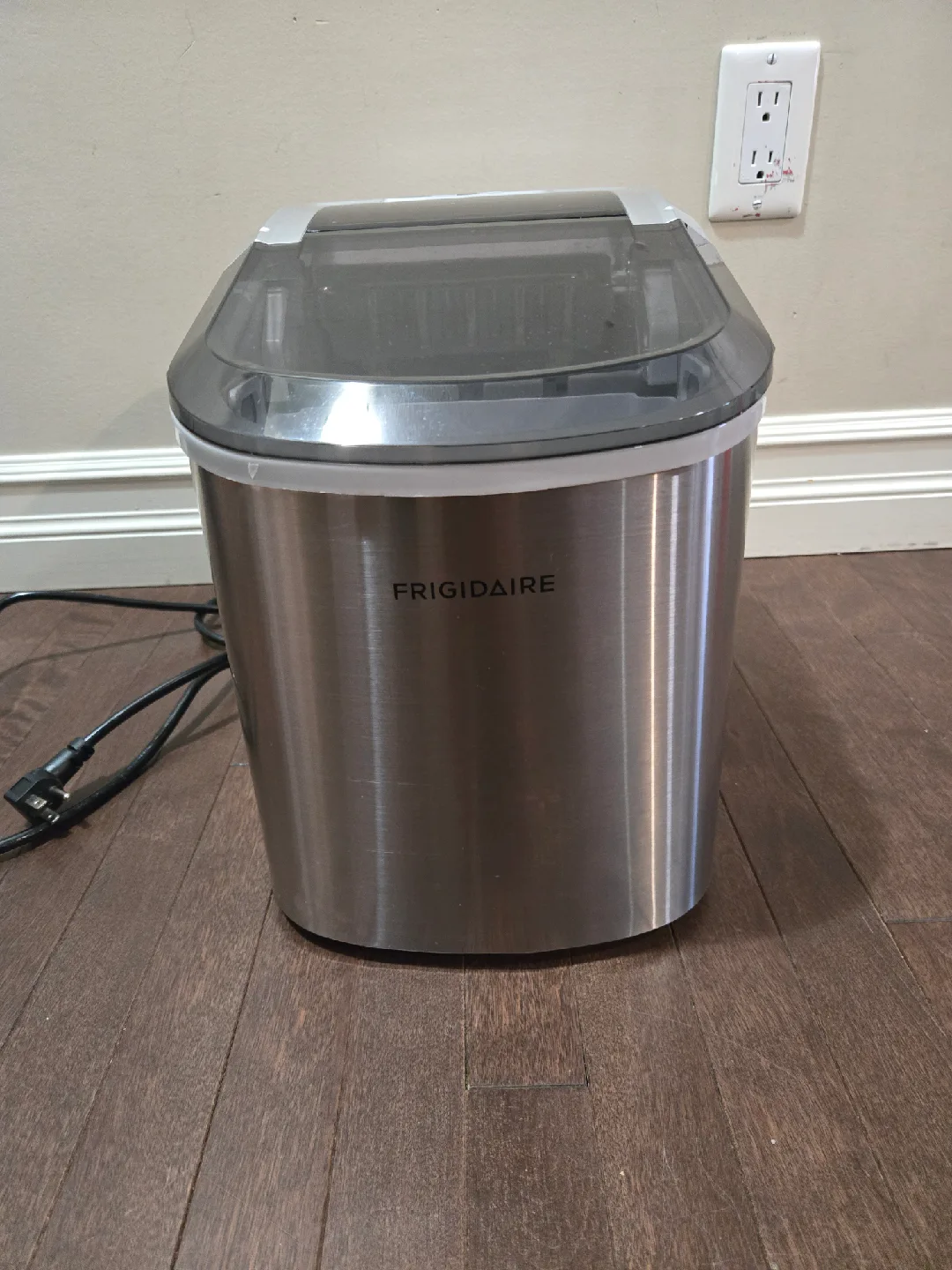 Frigidaire Ice Maker – 26 lbs (12 kg) thumbnail