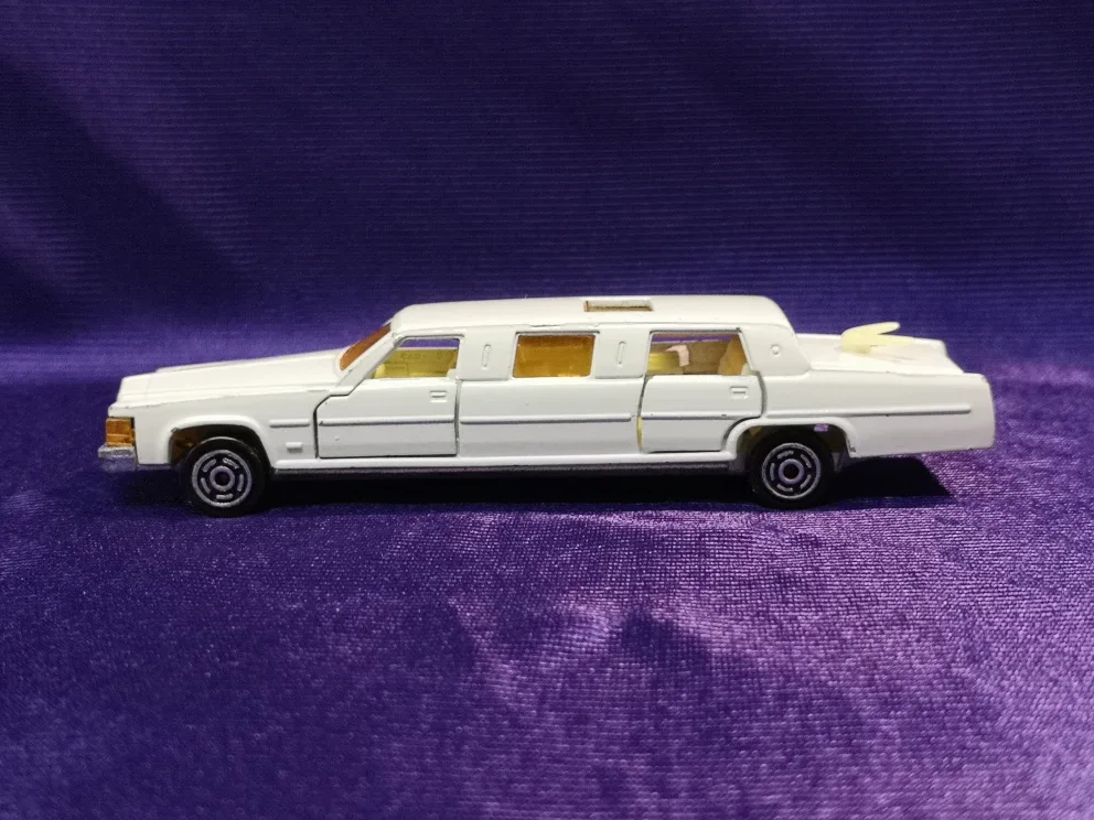Majorette ~ Cadillac Limousine ~ White image indicator(9)