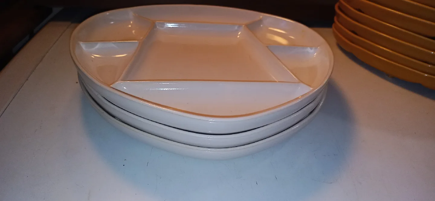 Sunburst Canada 1970s Dinner/Fondue plates image indicator(4)