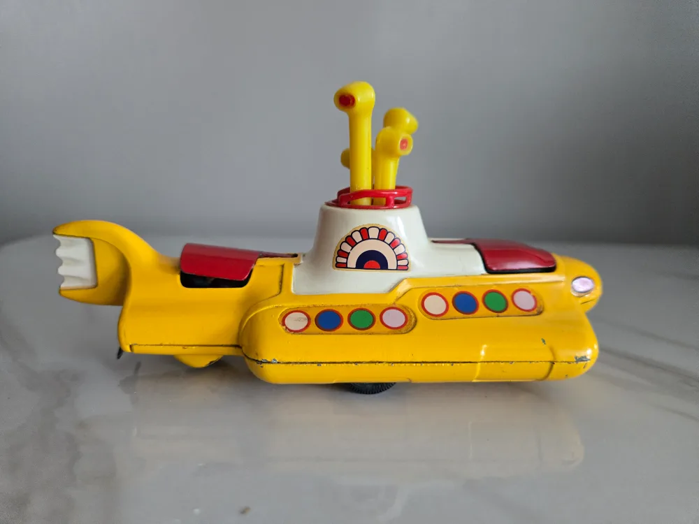 Vintage1968 Original (Red Hatches) Beatles Yellow Submarine thumbnail
